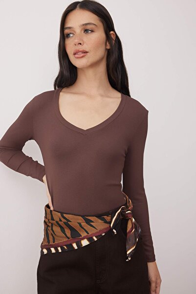 Trendyol Collection Brown Premium Soft Fabric V-Neck Fitted/Slim Fit Stretchy Knitted Blouse Twoaw24Bz00050