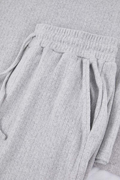 Trendyol Collection Graues, regulär geschnittenes Pyjama-Set mit Taschen und Etikettendetail, weichem Knopf und dickem Strickmuster TMNAW26PT00000