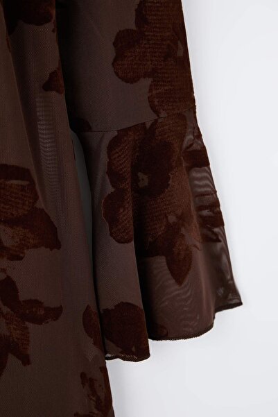 Trendyol Curve Καφέ Flocking με τύπωμα Bodycon Mini Tulle Flare μανίκια με ελαστικό πλεκτό φόρεμα με επένδυση TBBAW26AH00100