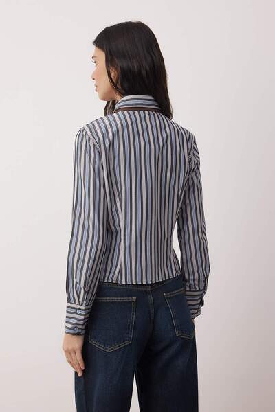 Trendyol Collection Καφέ μπλε ριγέ πουκάμισο με γραβάτα, ελαφρύ και εφαρμοστό στη μέση TWOAW26GO00133