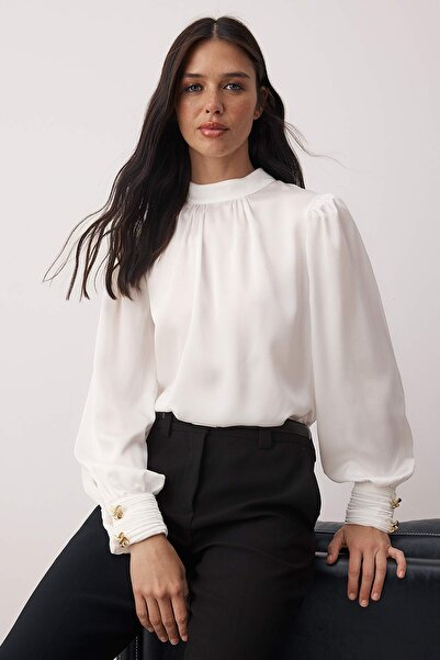 Trendyol Collection Λευκό σάλι με λεπτομέρεια με κουμπιά σατέν υφαντό μπλουζάκι TWOAW26BZ00353