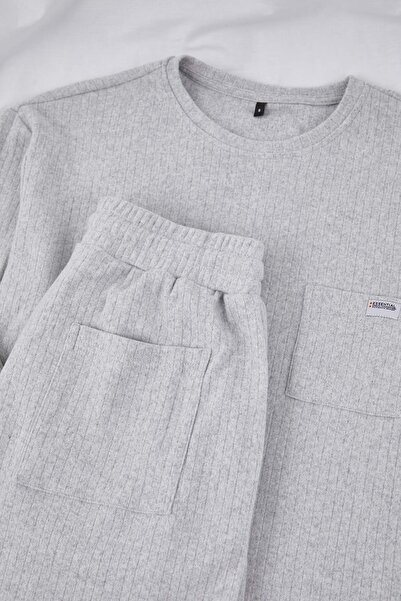 Trendyol Collection Graues, regulär geschnittenes Pyjama-Set mit Taschen und Etikettendetail, weichem Knopf und dickem Strickmuster TMNAW26PT00000