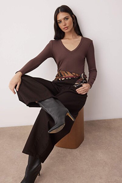Trendyol Collection Brown Premium Soft Fabric V-Neck Fitted/Slim Fit Stretchy Knitted Blouse Twoaw24Bz00050