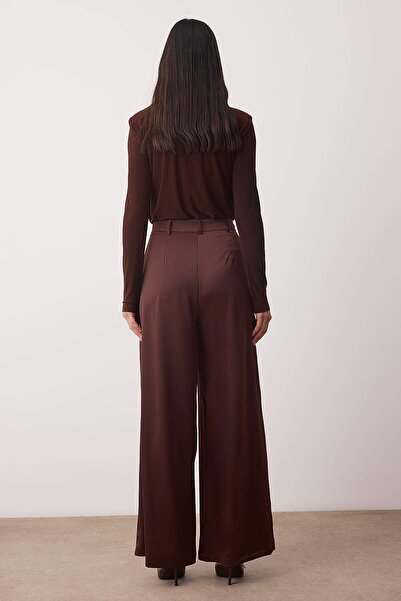 Trendyol Collection Тъмнокафяви панталони с широки крачоли/широки крачоли с сатенен вид и драпировка TPRAW26PL00004