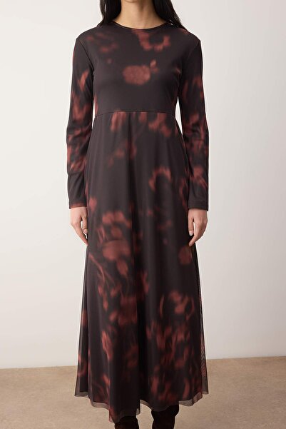 Trendyol Modest Πολύχρωμο πλεκτό φόρεμα με μοτίβο μπατίκ με επένδυση από τούλι TCTAW26EB00072