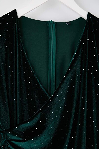 Trendyol Curve Emerald Green V-Neck Midi Length Stone Velvet Knitted Plus Size Dress Tbbaw26Ah00044