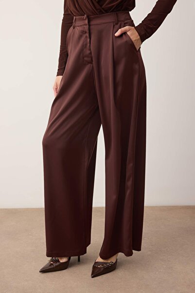 Trendyol Collection Тъмнокафяви панталони с широки крачоли/широки крачоли с сатенен вид и драпировка TPRAW26PL00004