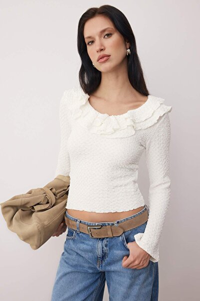 Trendyol Collection Ecru Textured Fitted/Bodycon Ruffle Detailed Stretchy Knitted Blouse Twoaw26Bz00202
