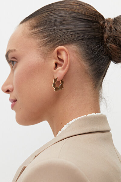 AKSWSUAR Altın ve siyah parçalı küpe.