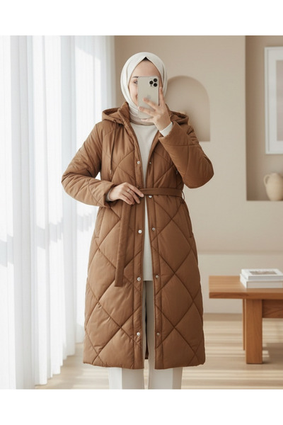 Modamorfo Palton lung matlasat cu centură în talie, cu închidere cu capse în față și căptușit - maro