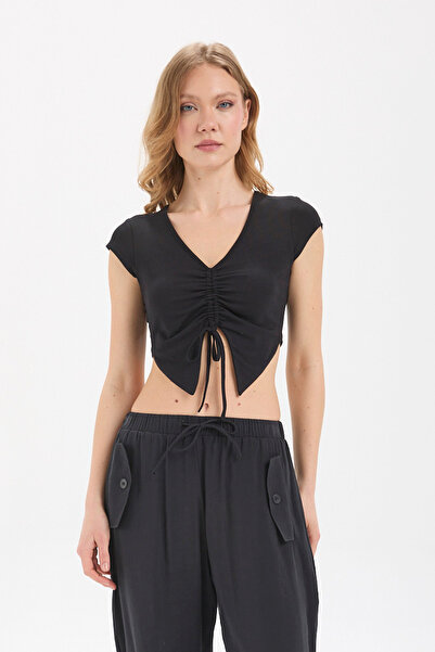 IMBUE بلوزة قصيرة من الفسكوز بياقة على شكل حرف V