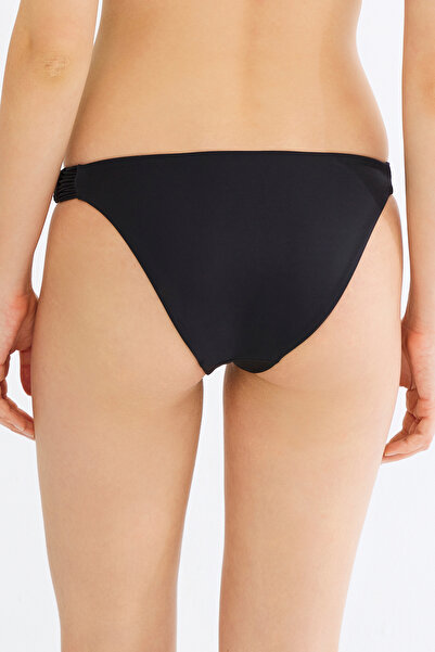 Penti Βασικό μαύρο πάτο μπικίνι με λεπτομέρεια Macrame στις άκρες