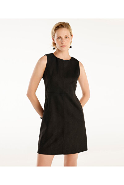 Yargıcı Pensli Bisiklet Yaka Kolsuz Kısa Elbise