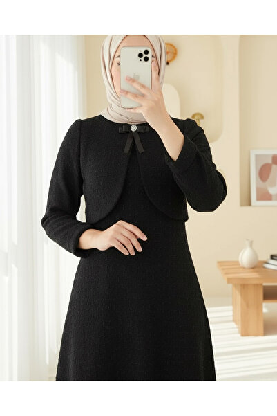 Modamorfo فستان بتفاصيل جاكيت وبروش لامع - أسود