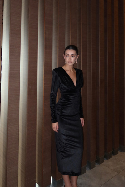 Roselenda Elysara Kadın Siyah Kadife Dik Yaka Vatkalı Midi Elbise