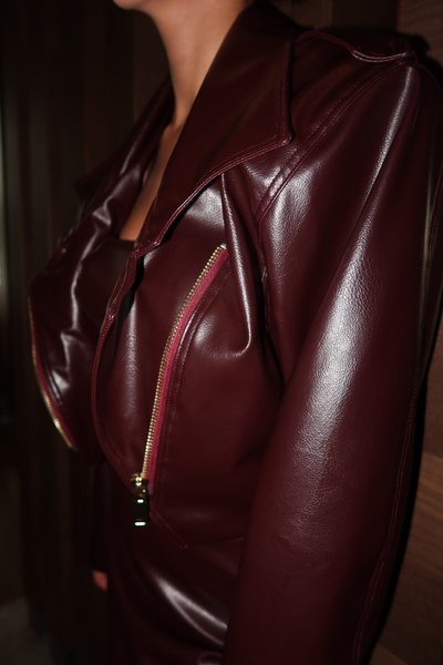 Roselenda سترة أوفيليا من الجلد الصناعي باللون العنابي مكونة من حشوة كتف قطع