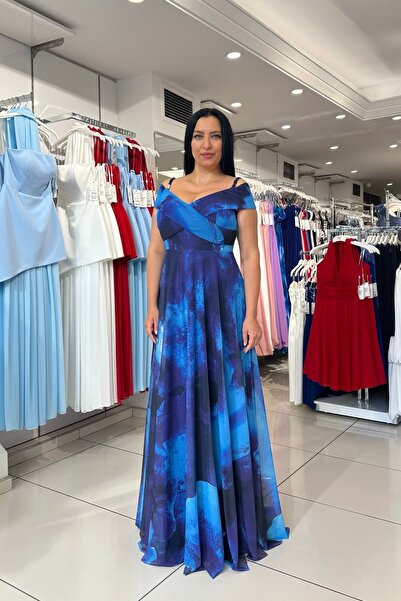 PER LEI Mavi Desenli Büyük Beden Madonna Yaka Askılı Uzun Abiye Elbise