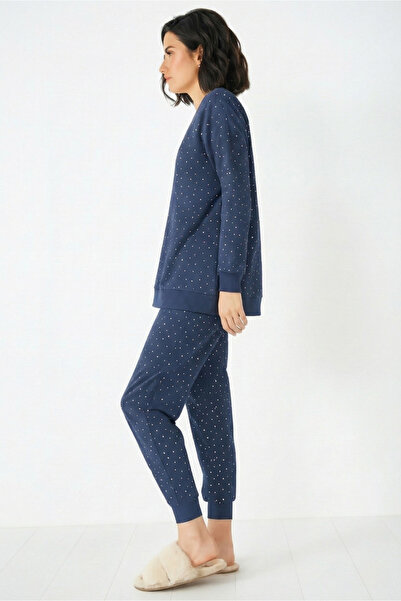DOFİ Női sötétkék pöttyös mintás pizsama szett – V-nyakú, zsebekkel, zsinórral és mandzsetta részletekkel