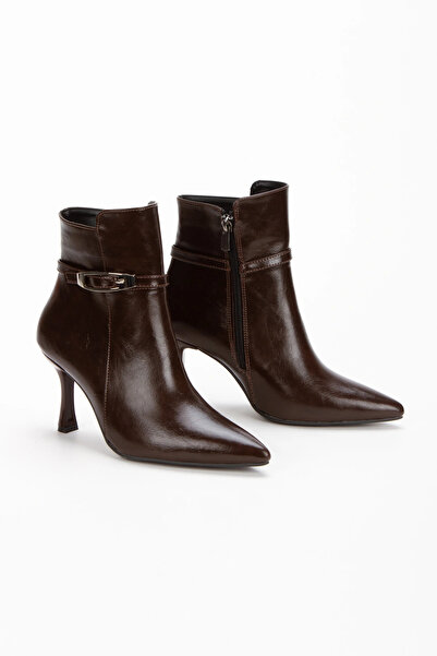 Miss Mitto حذاء نسائي بني اللون بمقدمة مدببة وكعب رفيع مريح وأنيق مع تفاصيل مشبك