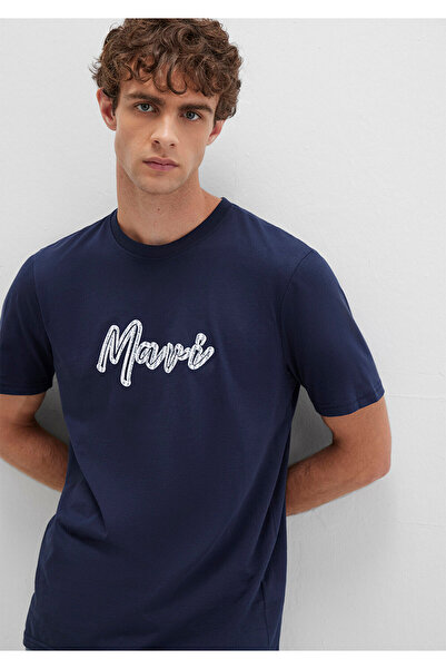 Mavi Bedrucktes marineblaues T-Shirt mit normaler Passform / normaler Schnittform 0612935-70490