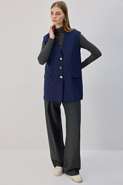 Touché Privé CREPE VEST WITH BUTTON DETAIL