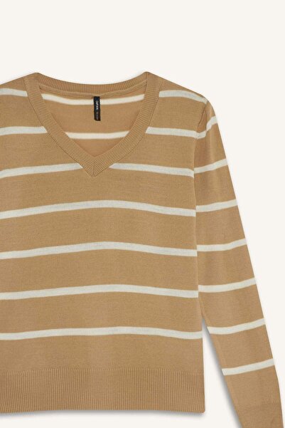 DeFacto Πλεκτό πουλόβερ με απαλή υφή V-λαιμόκοψη ριγέ Relax Fit - A2359ax24wn