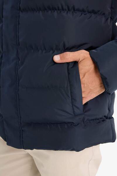 DeFacto Regulär geschnittener, aufblasbarer Mantel mit Kapuze, Reißverschluss und Druckknopfverschluss, Taschen E7286AX24WN