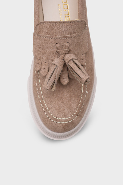 Capone Outfitters Dámské semišové mokasíny Ashlee s oválnou špičkou a střapcem na podrážce Trak