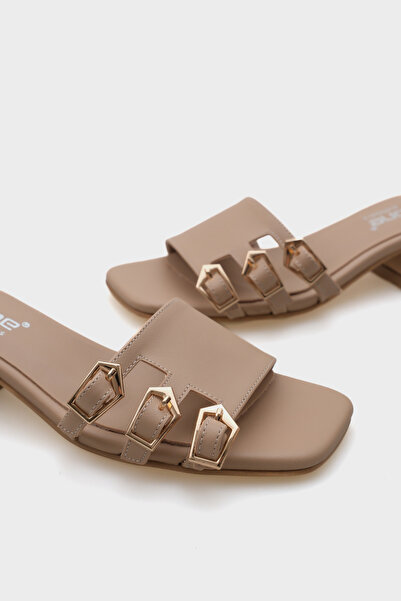 Capone Outfitters Γυναικείες παντόφλες Lesley με κοντό τακούνι, αμβλύ δάχτυλο με αγκράφα