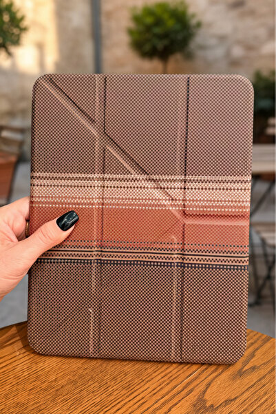 Fibaks iPad 11 A16 2025 10. Nesil 10.9 Kılıf Retro Kahve Geometrik Desenli Kalem Bölmeli Şeffaf Arka Kapak
