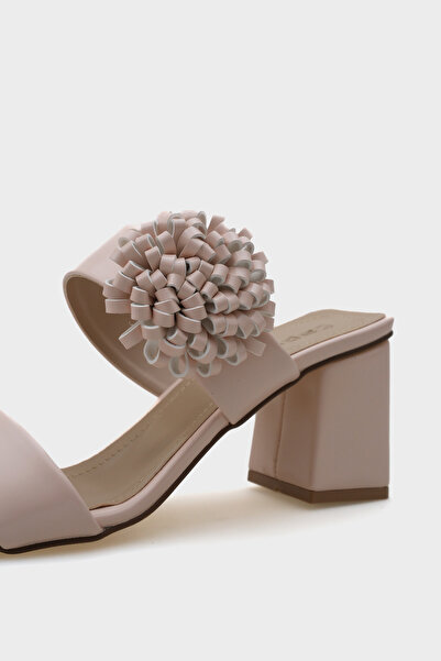 Capone Outfitters Papuci de damă Moya cu toc mediu, cu vârf tocit, cu flori