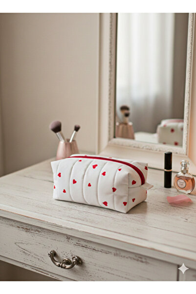Mufincollection حقيبة مكياج مملوءة بالألياف الناعمة، نمط قلب أحمر،