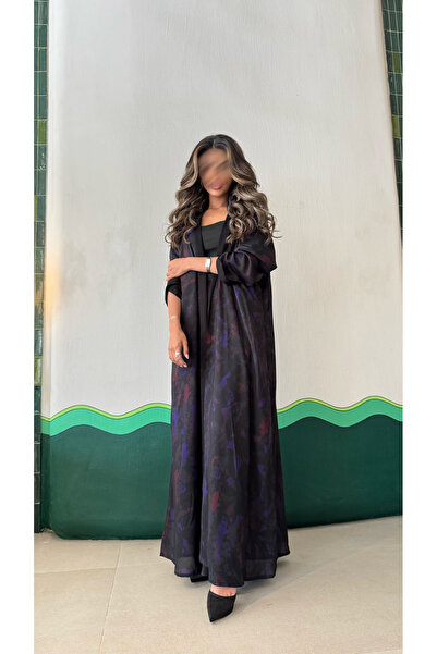 AYA عباية سوداء مطبوع مع لمسات أرجوانية وحمراء