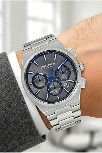Tom Jones ساعة يد رجالية مقاومة للماء 3 ATM بسلك فولاذي بلون دخاني + سوار معصم TJEG2017C1
