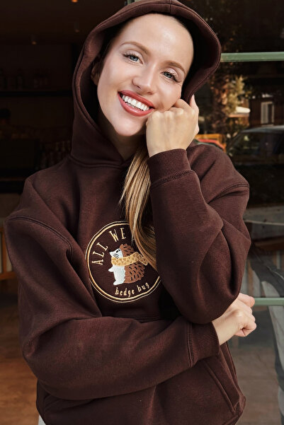 Le'sluette shadow of style Дамска блуза с качулка All We Need (Hedgehog) с бродерия, свободна кройка, шевове Karyoka, цвят кафе