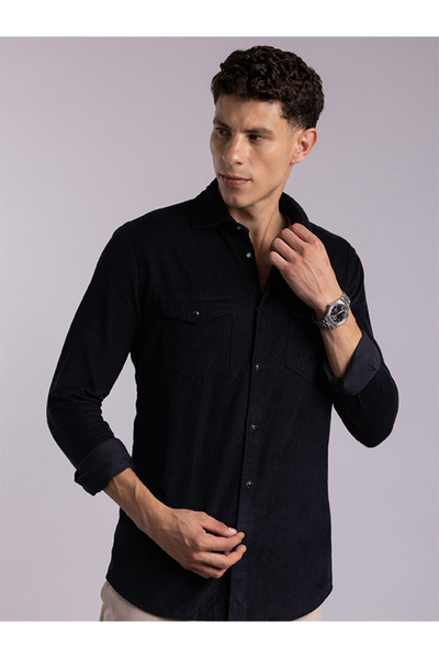 Mannerism قميص "ذا ريبد نايت" من قماش مخملي أزرق داكن، قصة ضيقة