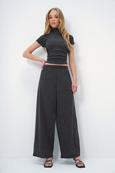 Trend Alaçatı Stili Antracitová souprava: Crop halenka s texturou a drapovaný...