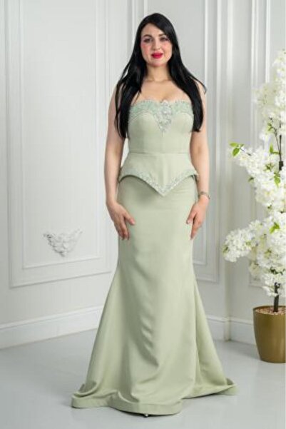 Lora Light green evening dress with delicate embroidery and an elegant bloomer design