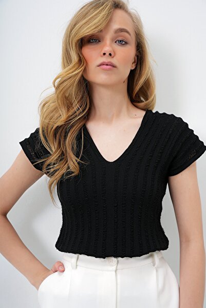 Trend Alaçatı Stili Damska czarna bluzka z dekoltem w serek z przodu i ażurow...