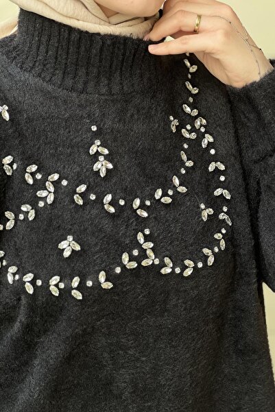 Nuss O-Neck Crystal Stone Embroidered Angora Tunic