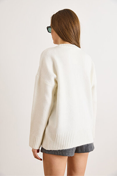 Olalook Women's White Crew Neck Thick Warp Detailed Oversized Knitwear Sweater Kzk-19001088