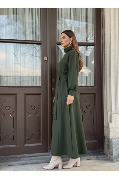 ISTANBUL STYLES Γυναικείο μακρύ χειμερινό φόρεμα με ψηλό γιακά με λεπτομέρεια με ζώνη – Χακί