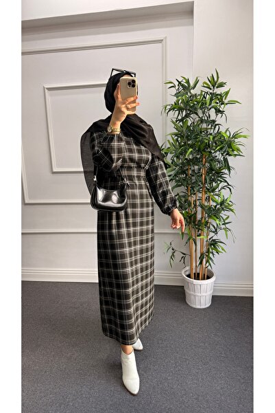 Nisa Nalbantoğlu Καρό μαύρο φόρεμα χιτζάμπ