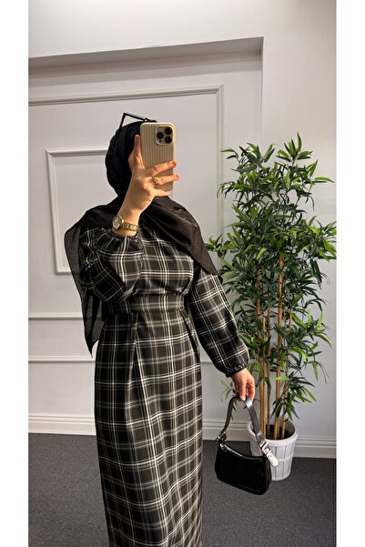 Nisa Nalbantoğlu Καρό μαύρο φόρεμα χιτζάμπ