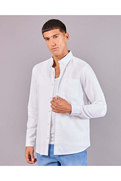 REDTAG قميص رجالي أبيض مع شعار مطرز