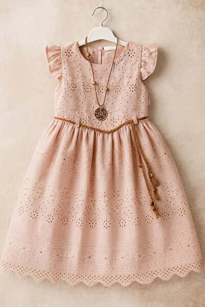 Uğur bebe Φόρεμα Premium Brode με διπλή επένδυση σε ανοιχτό χρώμα πουδρέ – Εξαιρετικά κομψό σχέδιο με λεπτομέρειες κολιέ και ζώνη