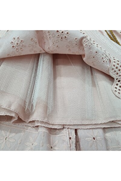 Uğur bebe Φόρεμα Premium Brode με διπλή επένδυση σε ανοιχτό χρώμα πουδρέ – Εξαιρετικά κομψό σχέδιο με λεπτομέρειες κολιέ και ζώνη