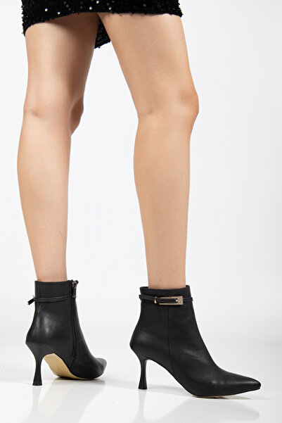 VELONA SHOES حذاء نسائي من الجلد ذو مقدمة مدببة مع تفاصيل مشبك مرصع بالأحجار