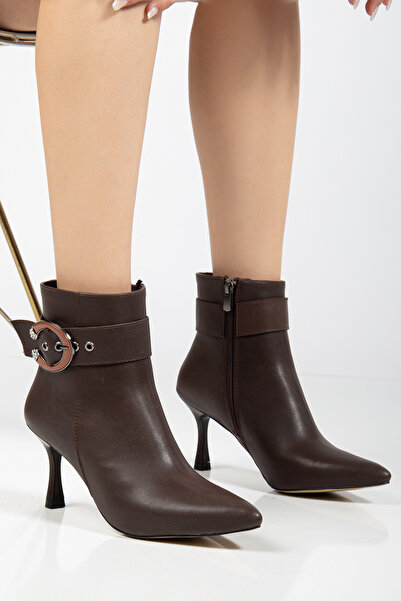 LARİNA SHOES حذاء نسائي من الجلد ذو مقدمة مدببة مع حزام مشبك عند الكاحل