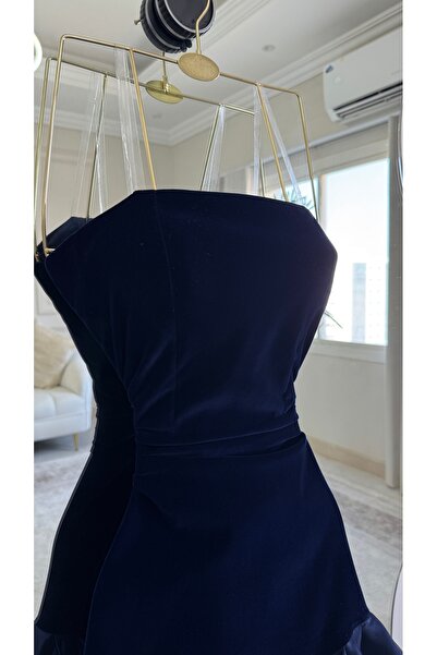 MALAZ فستان الخامة: مزيج بين المخمل في الصدر والتافتا أو الساتان في التنورة